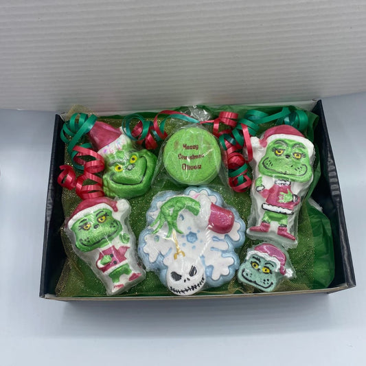 The Mean One Christmas bath bomb gift set.